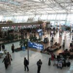 인천국제공항 출국장 체크인 카운터에서 대기하는 여행객들 (Wikimedia Commons 공개 라이선스 사진)