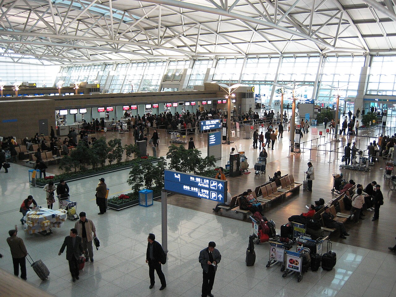 인천국제공항 출국장 체크인 카운터에서 대기하는 여행객들 (Wikimedia Commons 공개 라이선스 사진)