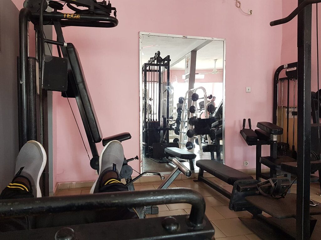 러닝머신과 운동기구가 놓인 헬스장 내부 전경