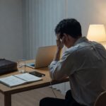 일요일 밤 월요일 출근 준비를 위해 가방과 체크리스트를 정리하는 직장인 책상 이미지