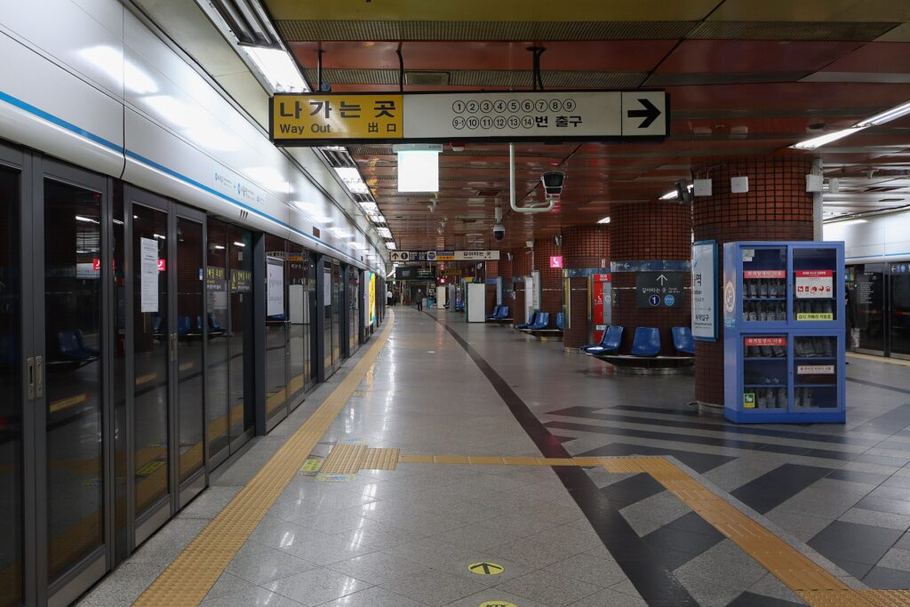출근길 지하철 승강장에서 열차를 기다리는 사람들